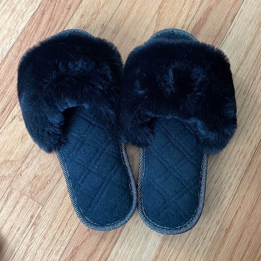 Black fuzzy slippers